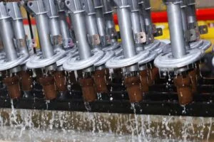 Otomatik üretim hattında gerçekleştirilen endüstriyel yüzey kaplama işlemi