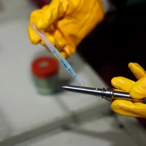 Lehmann Laboratuvarı'nda bakır sülfat ve spot test analizi kapsamında metal yüzeylerin kaplama kalitesi ve yüzey hazırlığının kontrol edilmesi.