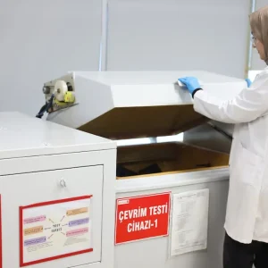Çevrimsel korozyon testi cihazında kaplanmış numunelerin dayanıklılık performansının değerlendirildiği laboratuvar uygulaması.