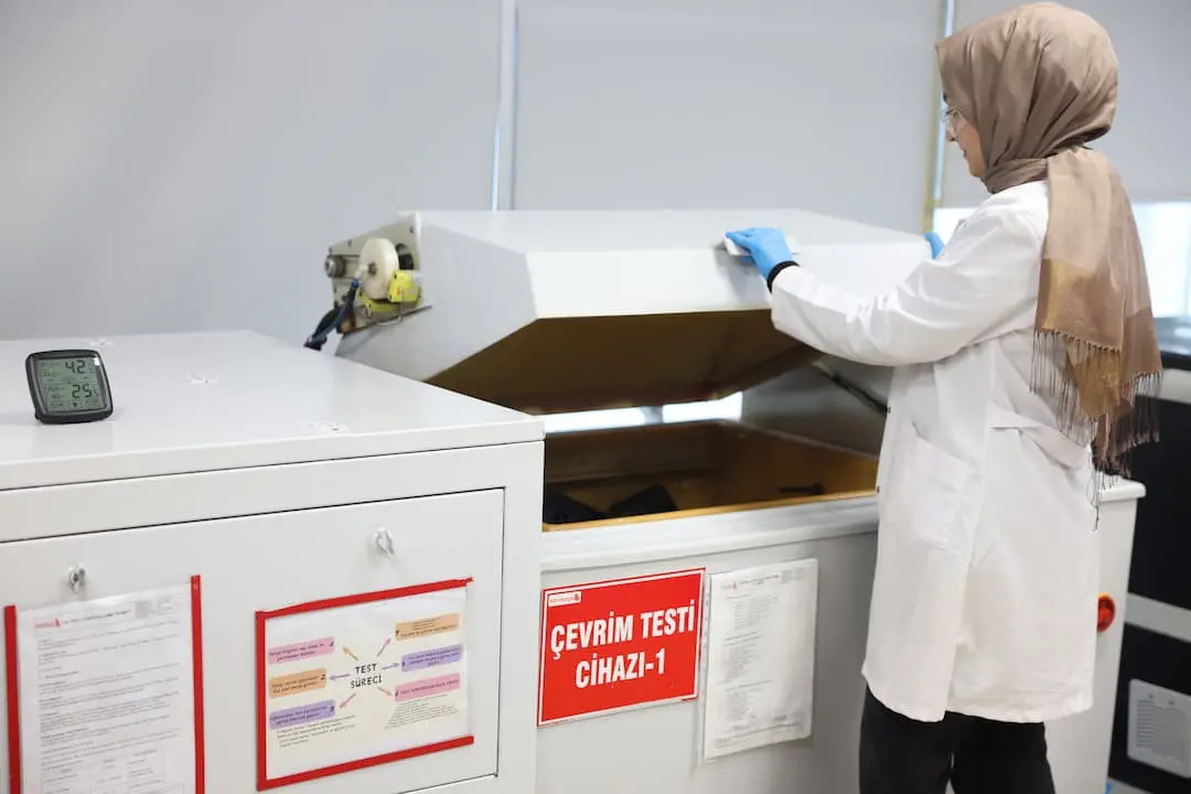 Çevrimsel korozyon testi cihazında kaplanmış numunelerin dayanıklılık performansının değerlendirildiği laboratuvar uygulaması.