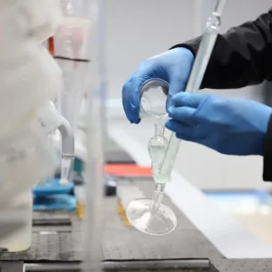 Lehmann Laboratuvarı'nda gaz noktası analizi için kimyasal numunelerin kontrollü ortamda test edilmesi.