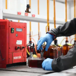 Lehmann Laboratuvarı'nda gerçekleştirilen Hull Cell testi ile elektrokaplama banyosunun performans ve kaplama dağılımının değerlendirilmesi.