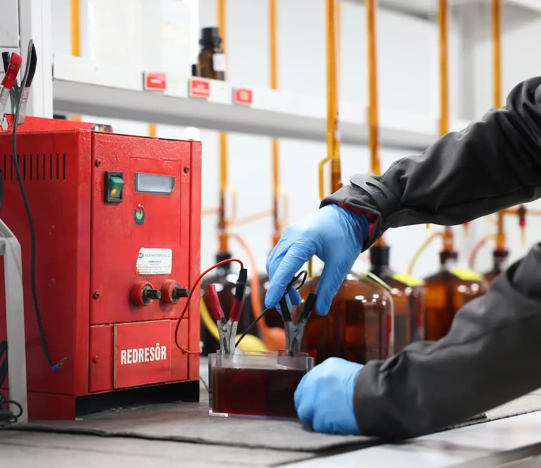 Lehmann Laboratuvarı'nda gerçekleştirilen Hull Cell testi ile elektrokaplama banyosunun performans ve kaplama dağılımının değerlendirilmesi.