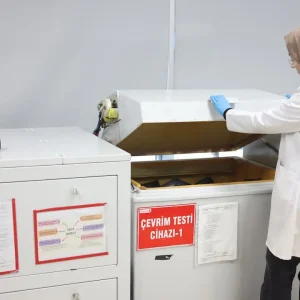 Nem test kabininde kaplanmış metal numunelerin yüksek nem koşullarına karşı dayanıklılığının değerlendirildiği laboratuvar uygulaması.