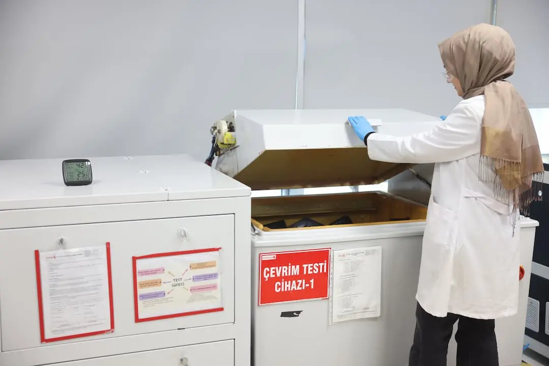 Nem test kabininde kaplanmış metal numunelerin yüksek nem koşullarına karşı dayanıklılığının değerlendirildiği laboratuvar uygulaması.
