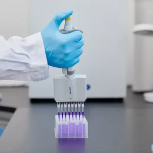 Lehmann laboratuvarında pH ve iletkenlik ölçümü için numune analizi gerçekleştirilmektedir.