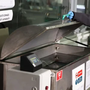 Su testi kabininde kaplanmış metal numunelerin suya ve neme karşı dayanıklılığının değerlendirildiği laboratuvar uygulaması.