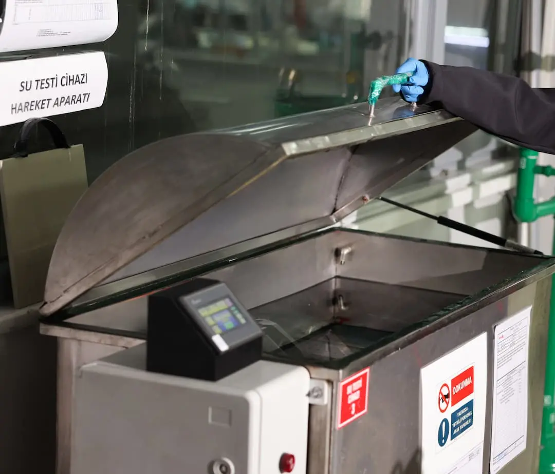 Su testi kabininde kaplanmış metal numunelerin suya ve neme karşı dayanıklılığının değerlendirildiği laboratuvar uygulaması.