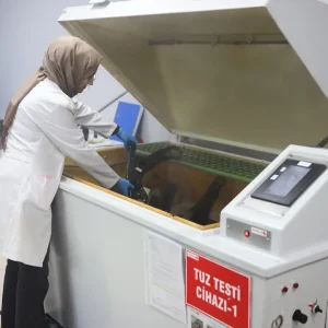 Lehmann Laboratuvarı'nda gerçekleştirilen tuz sisi korozyon testi sırasında kaplanmış yüzeylerin korozyon direncinin değerlendirilmesi.