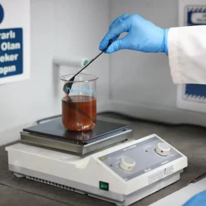 Kaplanmış metal yüzeyin yağ ve yağlayıcı maddelere karşı dayanımının değerlendirildiği laboratuvar testi.