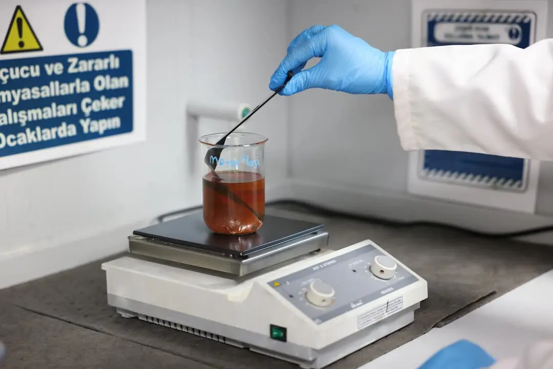 Kaplanmış metal yüzeyin yağ ve yağlayıcı maddelere karşı dayanımının değerlendirildiği laboratuvar testi.