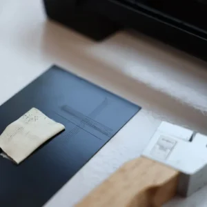 Kaplanmış metal numune üzerinde gerçekleştirilen yapışma testinde kaplama katmanının yüzeye tutunma performansının değerlendirildiği laboratuvar uygulaması.